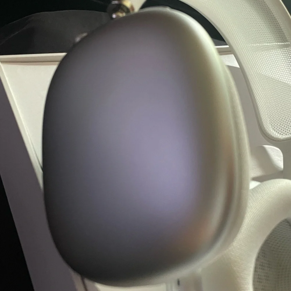 Silver Apple AirPods Max - Picture 4 of 6